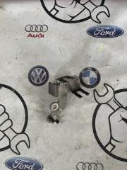 Крепление прочче Volkswagen passat